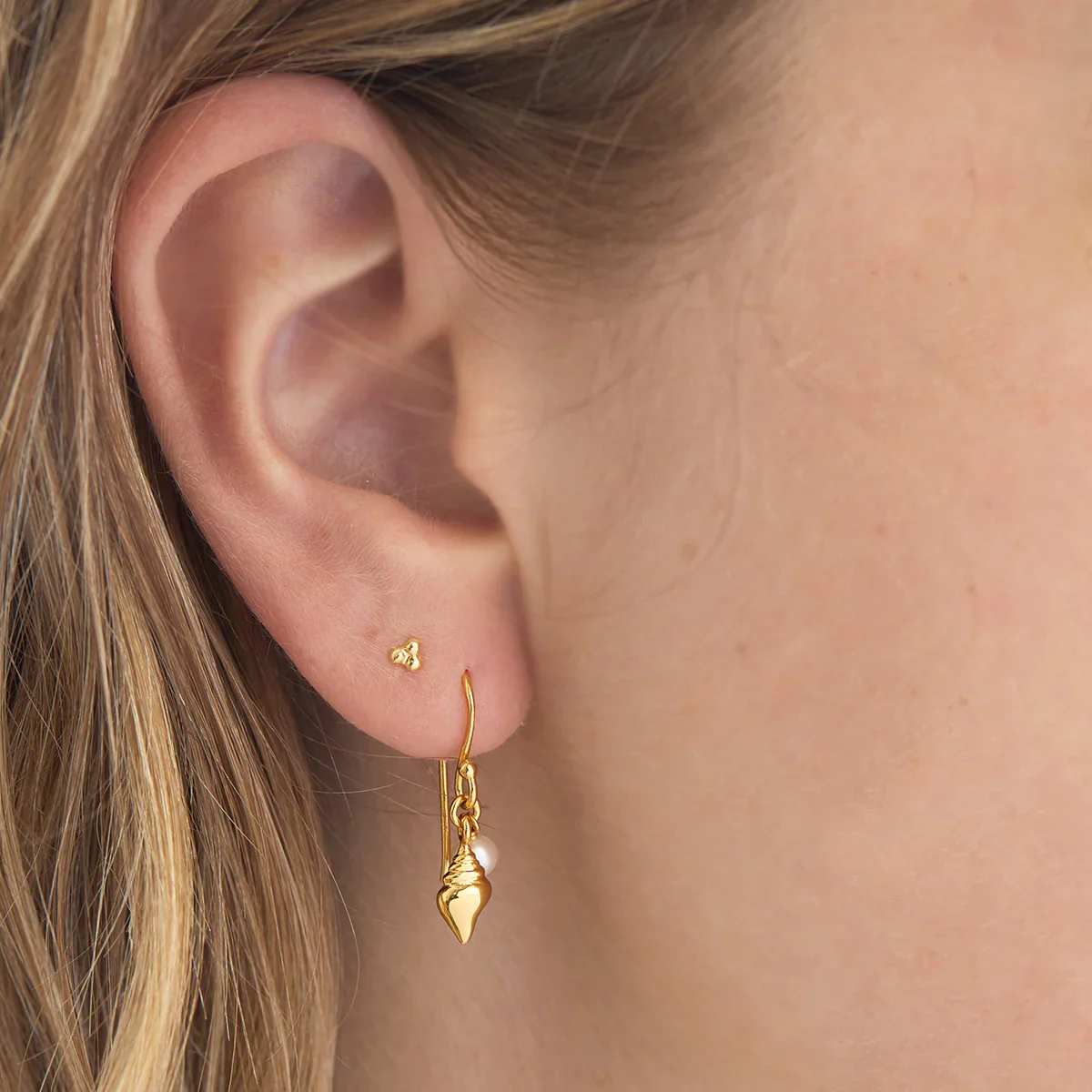 Ethereal Conch Earrings Gold - Image 2