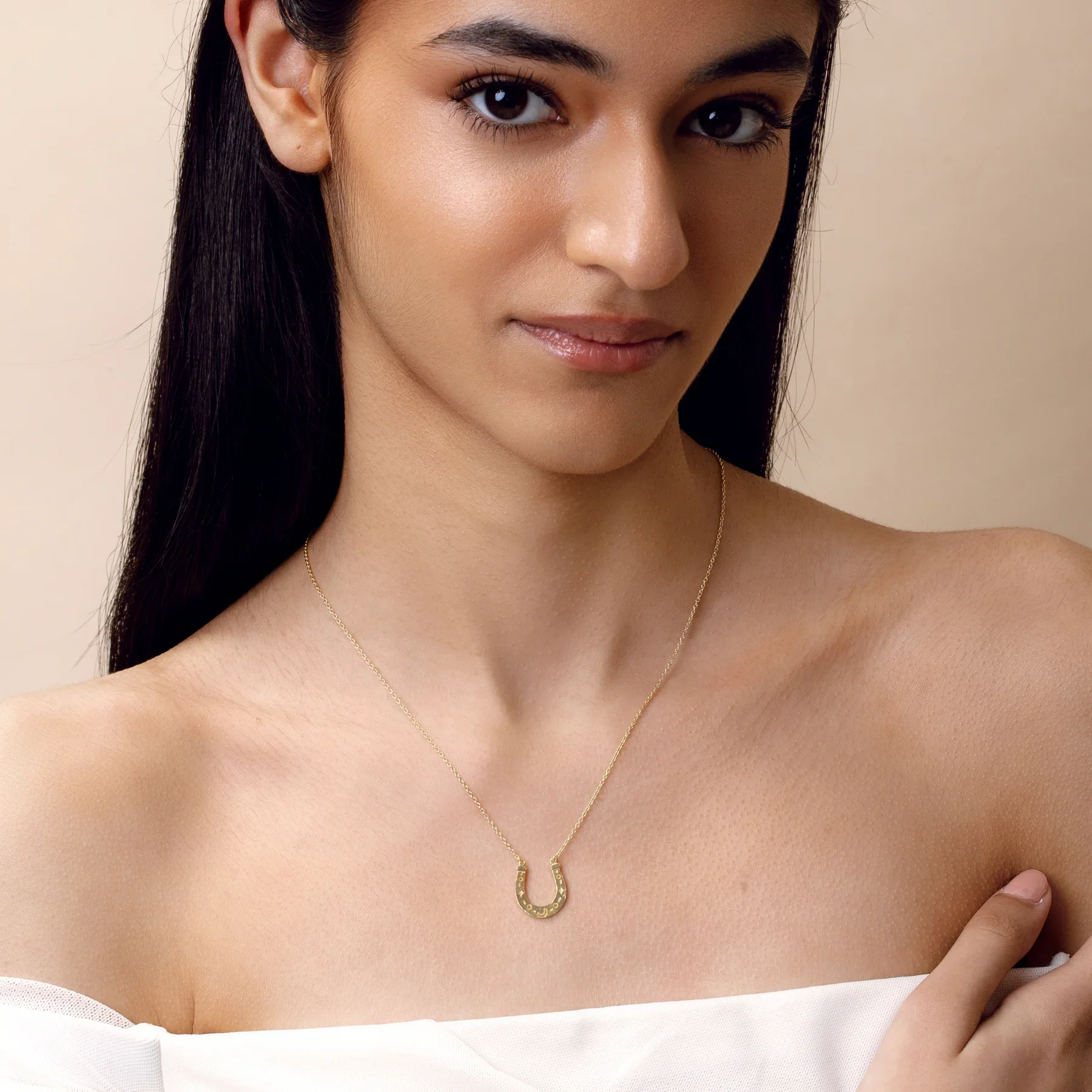 Lucky Horseshoe Necklace Gold - Image 2