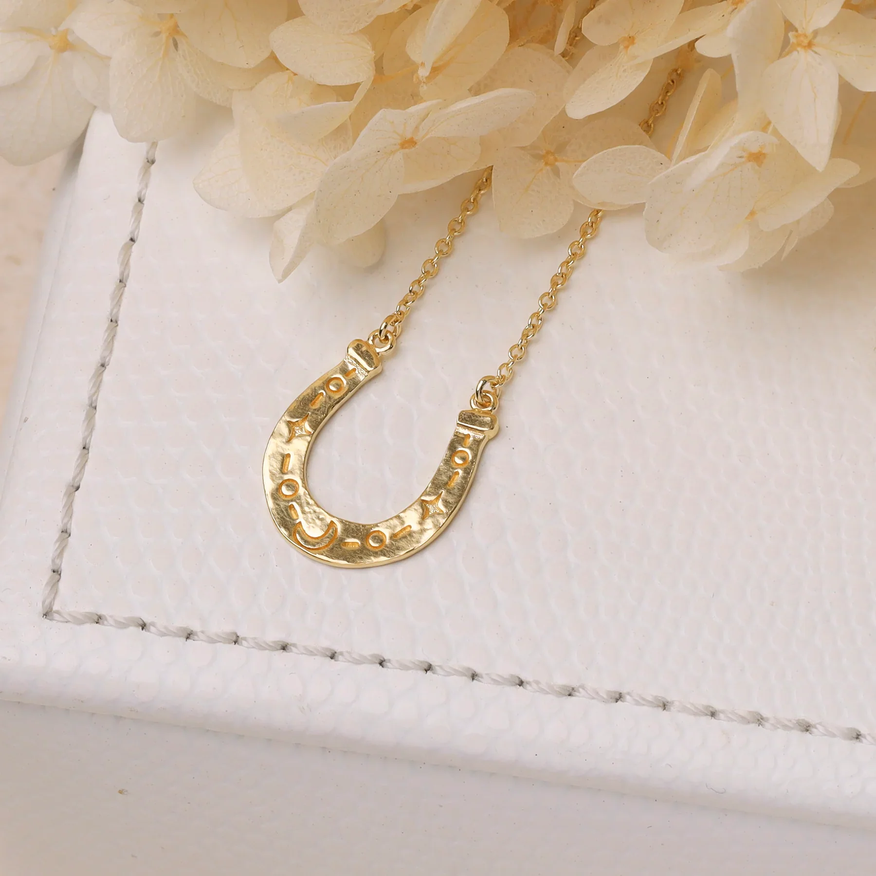 Lucky Horseshoe Necklace Gold - Image 3