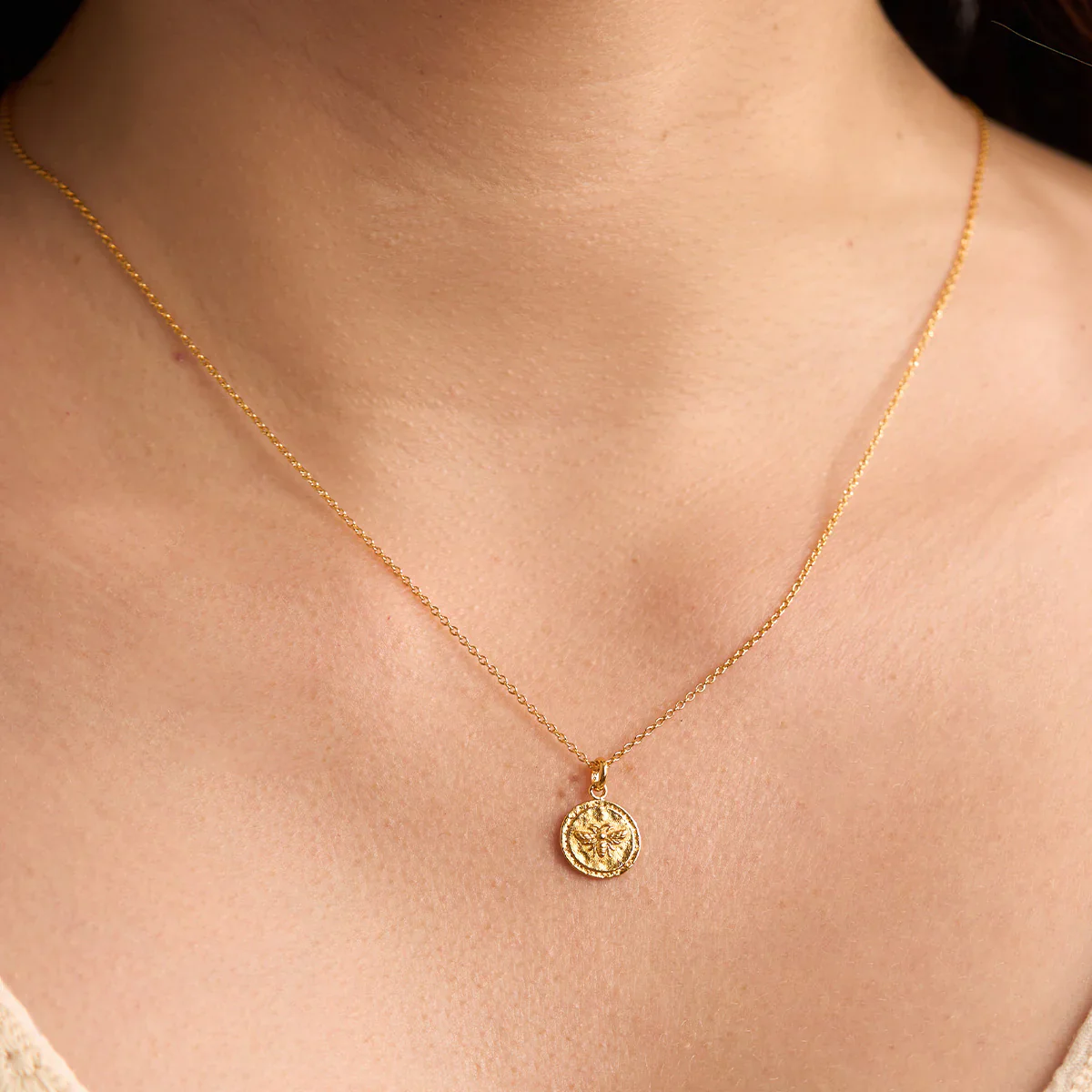 Shining Bee Gold Necklace - Image 3
